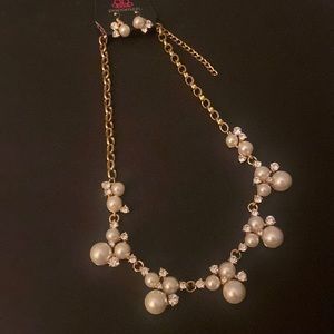 Gold necklace with pearl and bling detail